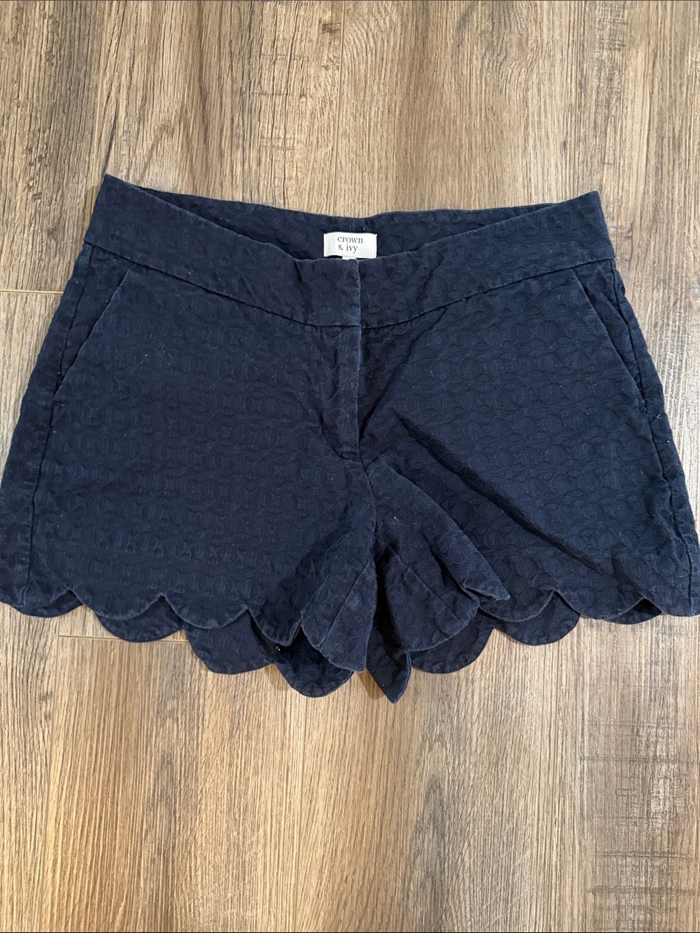 Crown and ivy scalloped shorts